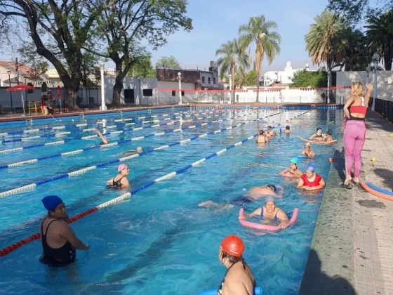 Más de 120 vecinos asisten a las clases de natación y aquagym en la escuela municipal