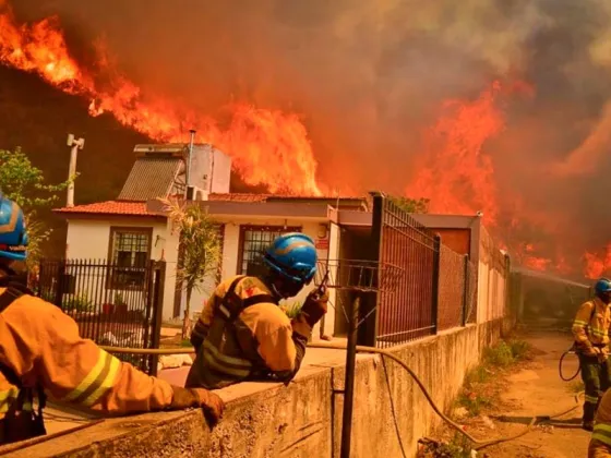 Dramáticas imágenes de los incendios en Córdoba: el fuego alcanzó viviendas y hay personas evacuadas