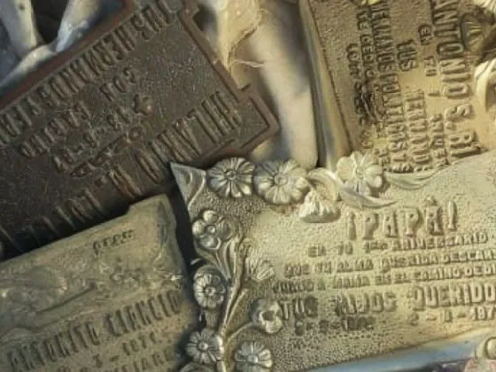 Atraparon a la banda que robaba placas de bronce de un cementerio