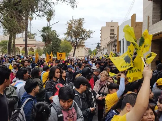 Salteños de todos los puntos de la provincia llegaron para recibir a Javier Milei