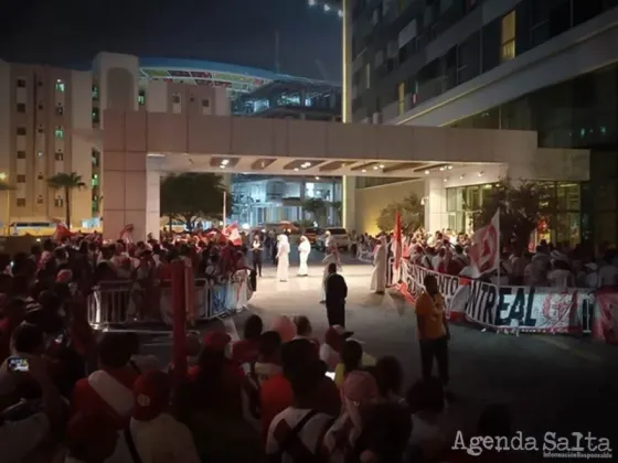 El banderazo de los hinchas de Perú en Qatar, desde adentro: los detalles de la noche en que Doha vivió su primera gran fiesta mundialista