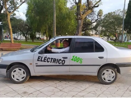 Se jubiló de docente y convirtió un Peugeot 306 en un auto eléctrico: “Lo cargo como un celular”