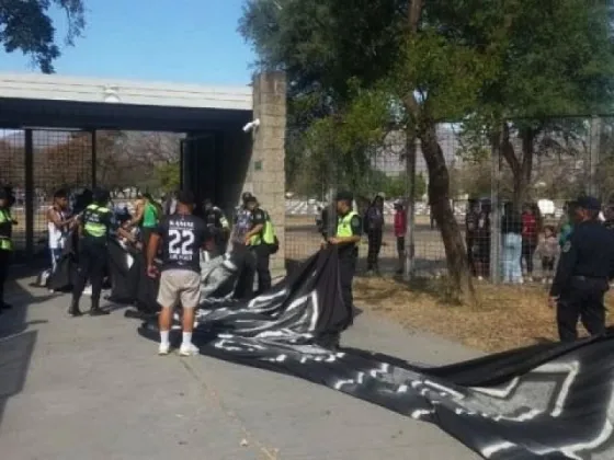 Anoche en el superclásico de Central Norte y Juventud Antoniana, detuvieron a casi 100 hinchas