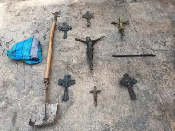 Tres chorros fueron detenidos por robar crucifijos del cementerio municipal