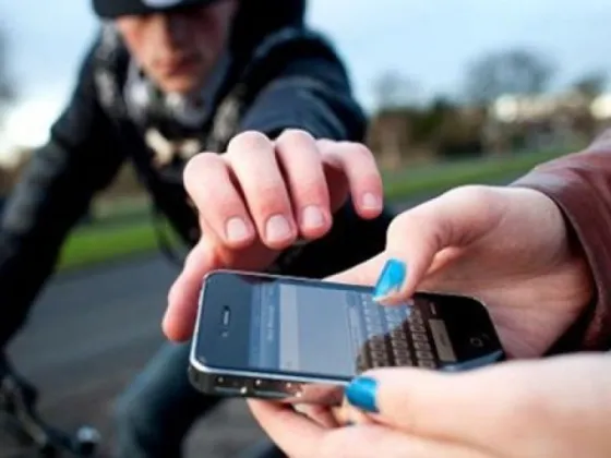Dos motochorros fueron detenidos por robarle el celular a una salteña