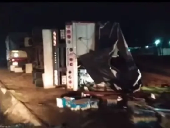 Salta: volcó un camión cargado de cerveza