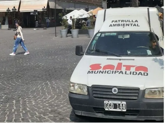 Sancionan a un local por arrojar restos de comida a la vía pública