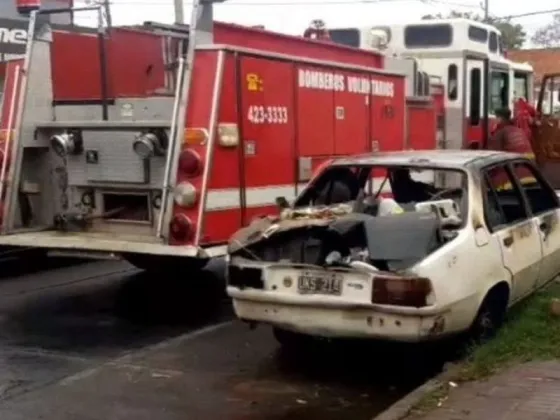 Un auto fue consumido por las llamas en el calle Ayacucho al 500