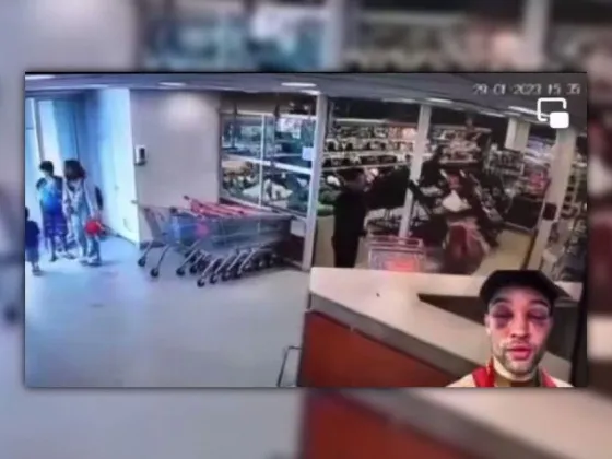 [VIDEO] Un empleado noqueó a un ladrón de un "cocacolazo" en la cabeza