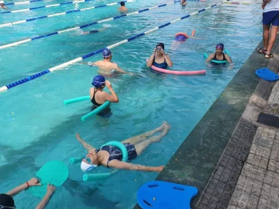 Escuela municipal de Natación para Adultos, una buena opción para aprender desde cero