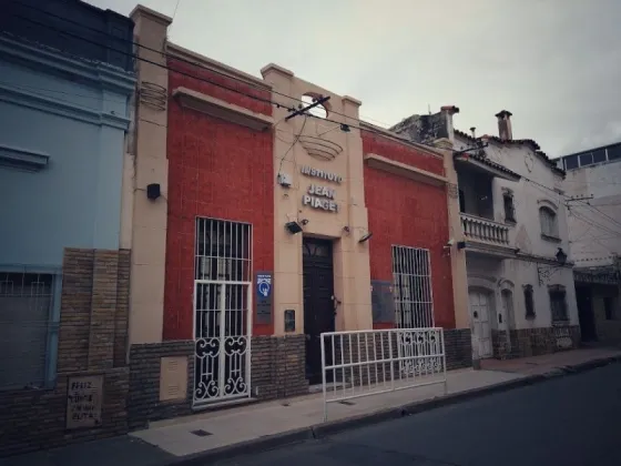 Alumnos de colegio céntrico cortaron la calle en protesta por el excesivo aumento de la cuota