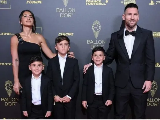 Leo Messi llegó al Balón de Oro con un esmoquin total black, a juego con toda su familia