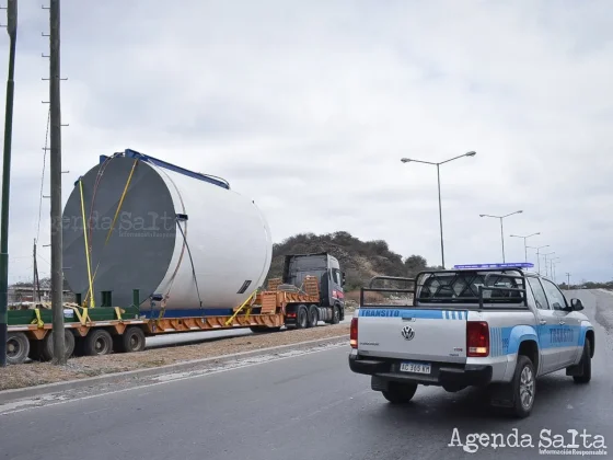 Operativo de tránsito por el desplazamiento de un camión con carga sobredimensionada