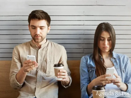 Por qué el abuso de redes sociales puede perjudicar el vínculo de una pareja