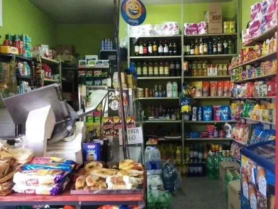 En los almacenes de los barrios, los productos subieron un 70% en un año