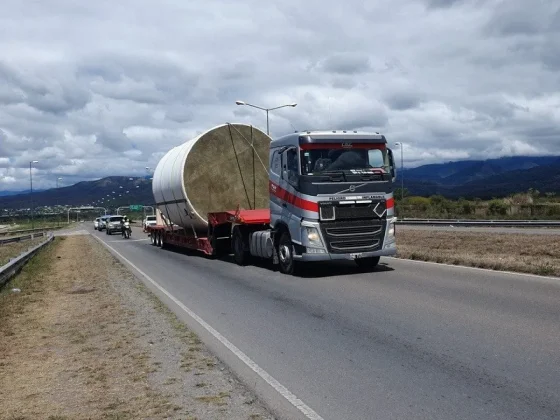 Exitoso operativo de tránsito para el traslado de una carga sobredimensionada