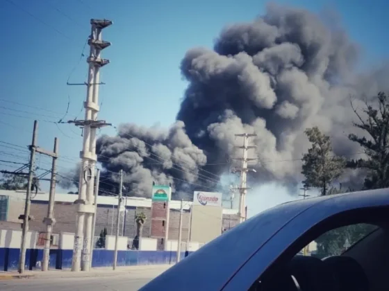 Impresionante incendio en cercanías de supermercados de zona Sur de la ciudad