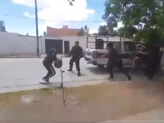 [VIDEO] Vecinos se agarraron a las piñas con policías y uno de ellos les apuntó en la cara
