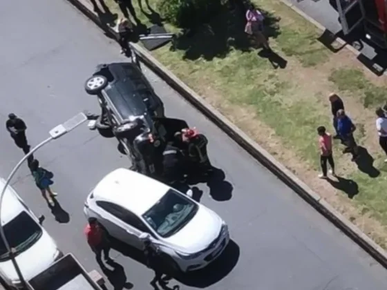 Choque y vuelco sobre avenida Entre Ríos