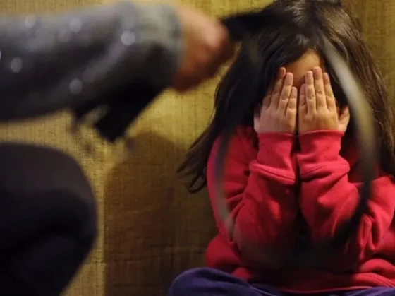 UN MONSTRUO: madre fue imputada por lesionar y amenazar a su hija