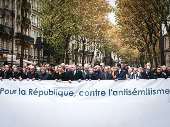 Masivas marchas en París y otras 73 ciudades de Francia contra el “antisemitismo”