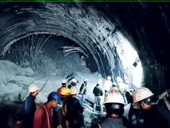 Intentan rescatar a 40 trabajadores que quedaron atrapados tras el derrumbe de un túnel