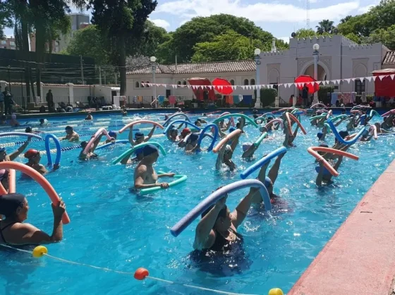 Conocé todas las actividades que podes hacer en el natatorio municipal Juan Domingo Perón