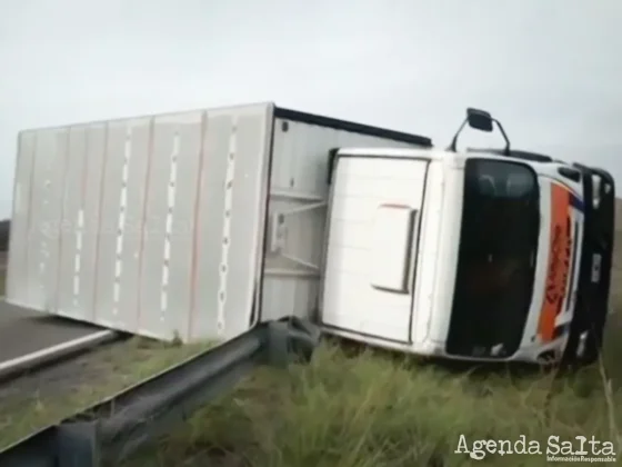Un conductor murió tras chocar de frente contra un camión