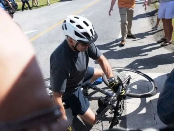 Joe Biden terminó en el piso cuando se bajó de su bicicleta