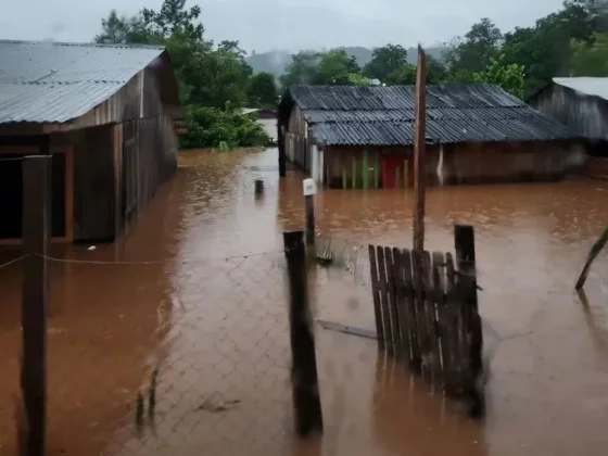 El Ejército asiste a los evacuados tras la crecida del río Uruguay mientras continúa con el traslado de urnas