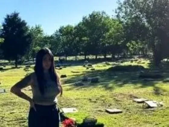 Filmaron un video porno en un cementerio y profanaron tumbas