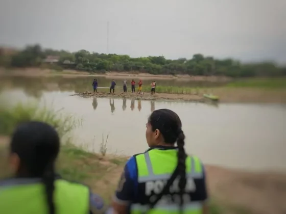 Salvó a su hijo de ahogarse pero el río lo arrastró