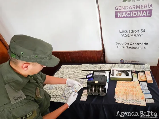 Detenidos con miles de dólares, un arma de guerra y municiones.