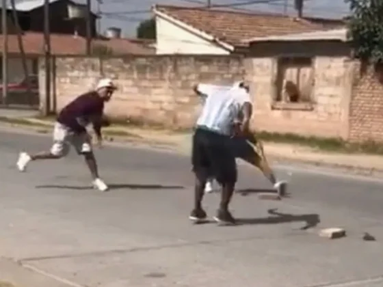 Fuerte pelea callejera en un barrio salteño: volaron ladrillazos e intentaron apuñalar a un joven