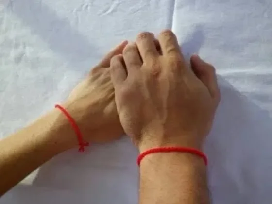 Por qué recomiendan usar una cinta roja en la muñeca