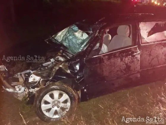 El coche fúnebre primero chocó contra un guardarrail y luego terminó en el lecho de un arroyo.