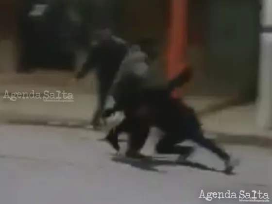 En el video se pueden apreciar golpes de puño, patadas y hasta con la hebilla de un cinto golpean a un joven que se encontraba tirado en el piso.