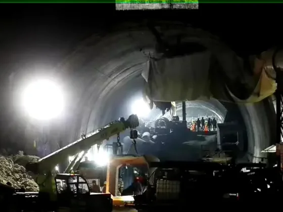Se demora el rescate de 41 obreros que hace 15 días están atrapados en un túnel en construcción