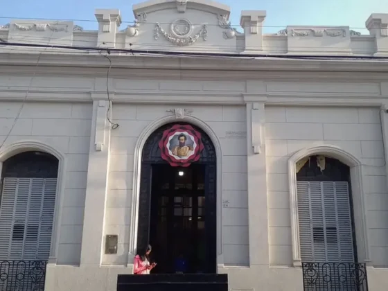 Las graves condiciones edilicias de una escuela céntrica obligaron a volver a las clases por Zoom