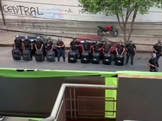 TENSIÓN en la UOCRA: Un grupo de obreros tomó el edificio