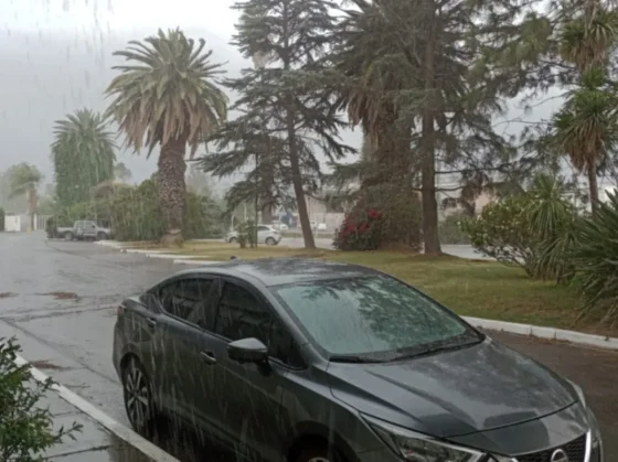 Refrescante cambio en Salta: La lluvia alivia la ciudad tras los 35 grados de la tarde