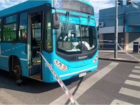 Rosario: Asesinaron a un colectivero de cinco disparos en pleno recorrido y dejan una nota amenazante