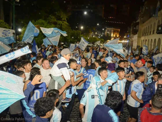 Cientos de hinchas de Gimnasia y Tiro festejaron el ascenso en la Plaza 9 de julio