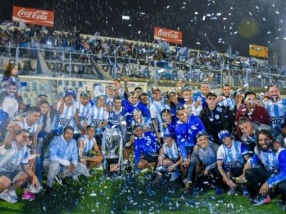 El plantel campeón de Gimnasia y Tiro festejó con miles de hinchas en su estadio