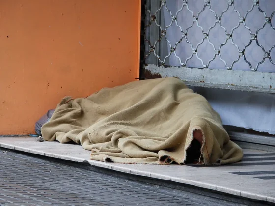Detienen a la mujer que roció con alcohol y prendió fuego a un hombre en situación de calle