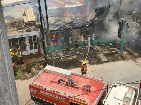 Terrible incendio en una farmacia en barrio Bancario