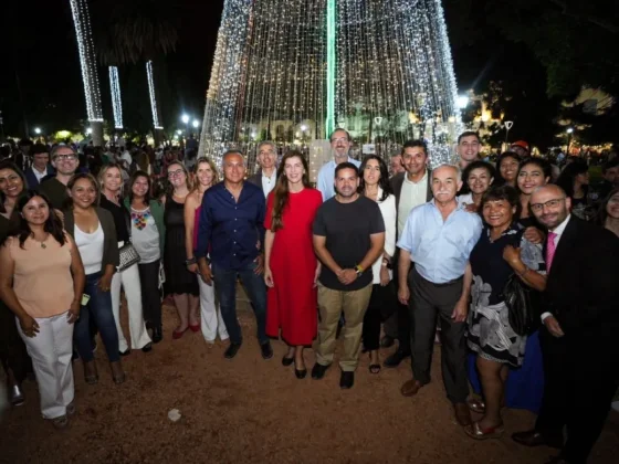 La intendenta Bettina Romero encabezó el tradicional encendido del árbol navideño