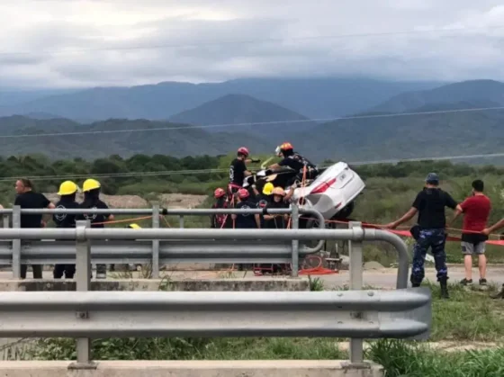 Una salteña falleció tras impactar contra el guardarraíl: el auto quedó colgando