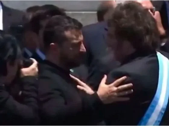 El afectuoso abrazo entre Javier Milei y Volodimir Zelensky y el regalo que le hizo el presidente