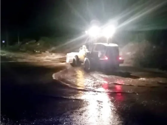 Por la fuerte tormenta hubo desborde de arroyos y acequias sobre las rutas 68 y 40